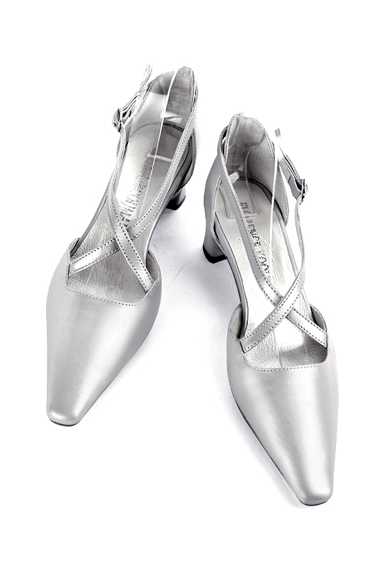Women's silver open side dress shoes, with crossed straps. Tapered toe. Low kitten heels - Top view